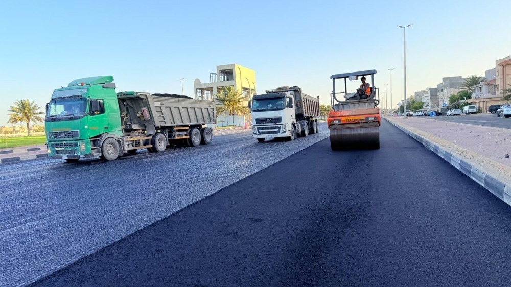 سفلتة 33 ألف متر مربع لتطوير شارع الكورنيش في تاروت 