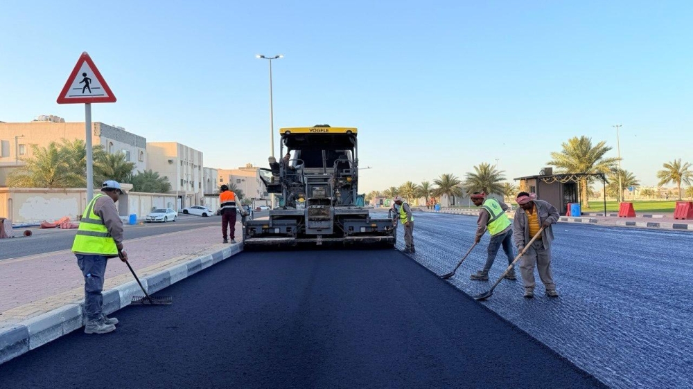 سفلتة 33 ألف متر مربع لتطوير شارع الكورنيش في تاروت 