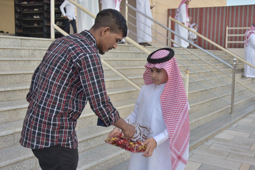 أطفال عن مشاركتهم بتوزيع الأضاحي: نتعلم معنى العطاء والتعاون في الخير 
