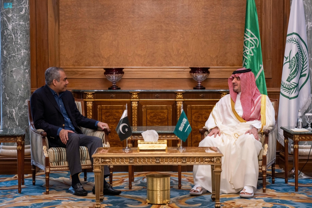 وزير الداخلية يبحث تعزيز التنسيق الأمني مع نظيره الباكستاني
