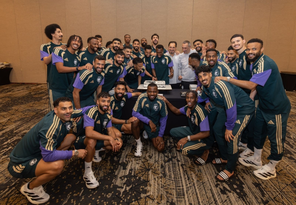 الأخضر يحتفي بعريس المنتخب ..  