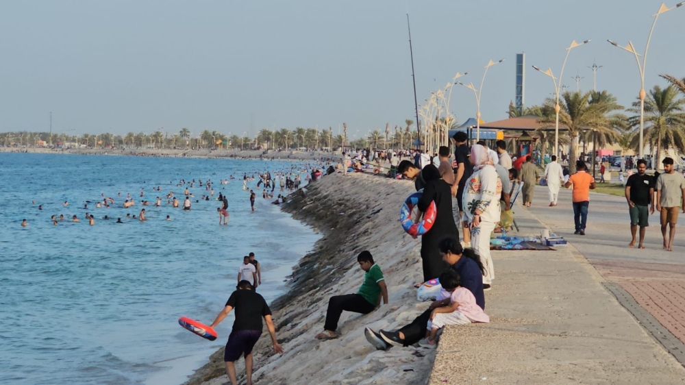 واجهة سياحية متكاملة.. كورنيش رأس تنورة يجمع العائلات والمقيمين في العيد