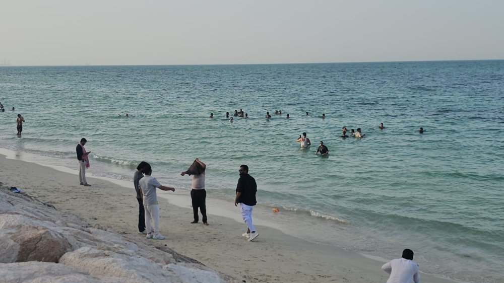 كورنيش رأس تنورة يجمع العائلات والمقيمين في العيد - اليوم 