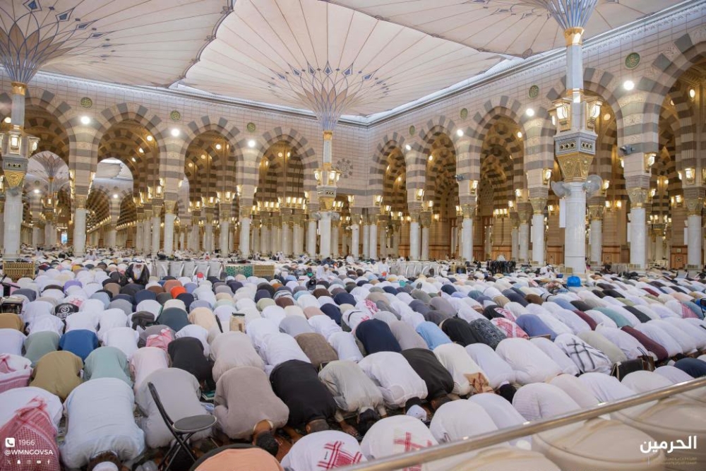 الحجاج يودعون المشاعر.. والمسجد النبوي يستقبل الآلاف 