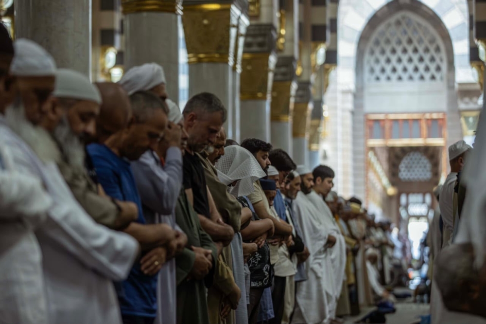الحجاج يودعون المشاعر.. والمسجد النبوي يستقبل الآلاف 