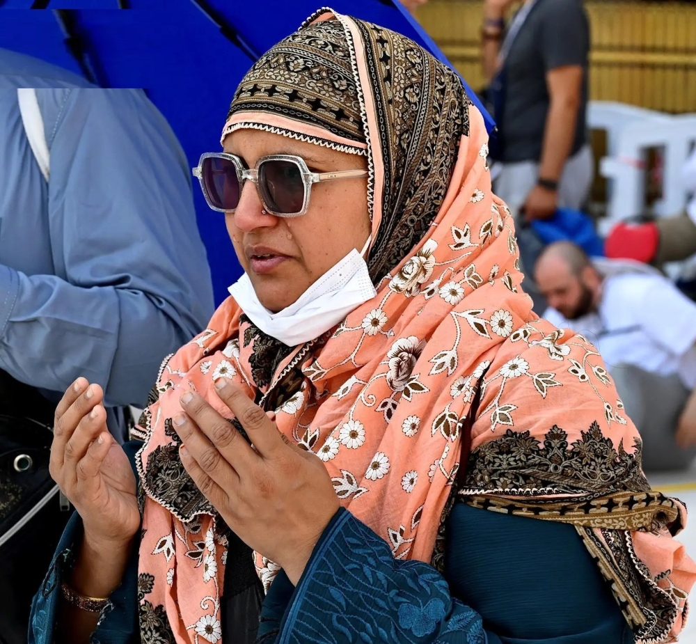 صور إنسانية مؤثرة لضيوف الرحمن في وداع المسجد الحرام بالدعاء والدموع