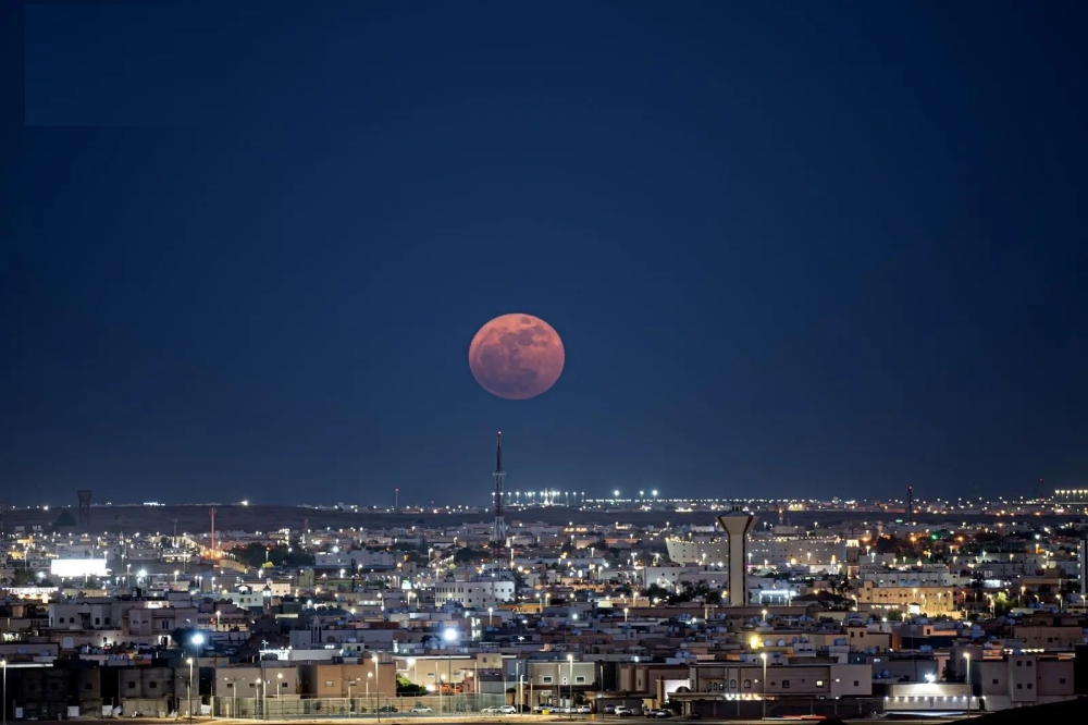 البدر الأخير من عام 1447هـ يزين سماء الحدود الشمالية