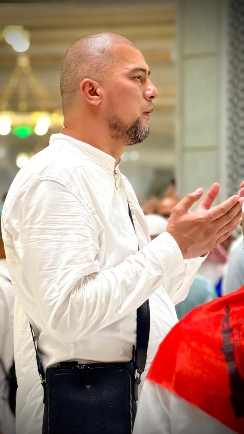 بعد أداء المناسك.. الحجاج يودعون المسجد الحرام بالابتهال والدعاء