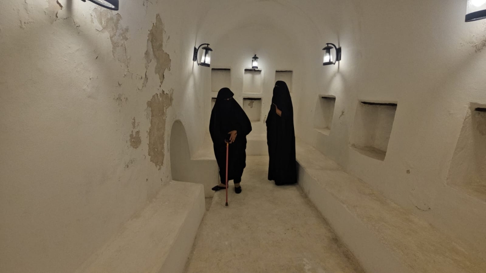 حمام أبو لوزة.. وجهة سياحية تخطف أنظار زوار العيد في القطيف

