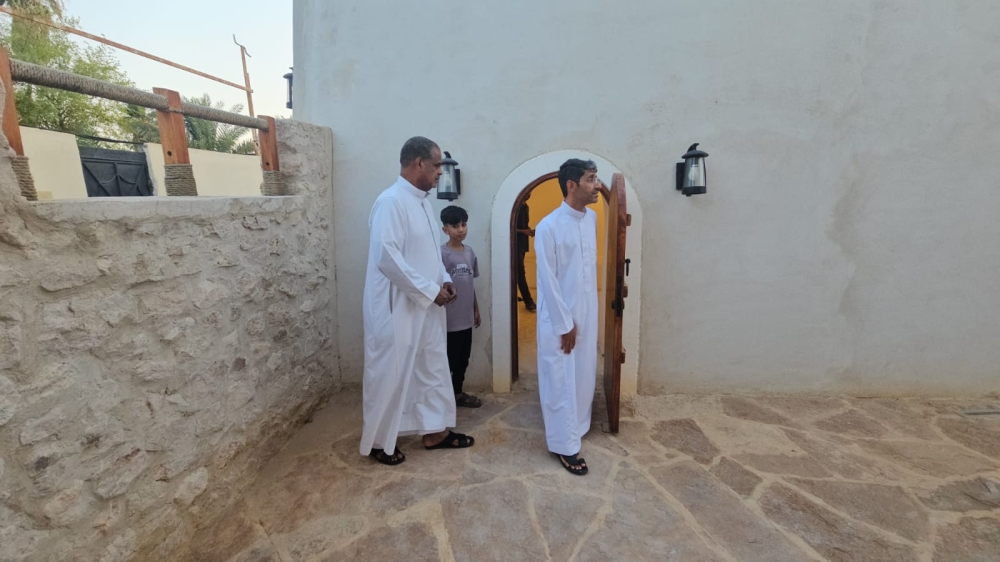 حمام أبو لوزة.. وجهة سياحية تخطف أنظار زوار العيد في القطيف
