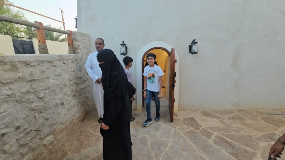 حمام أبو لوزة.. وجهة سياحية تخطف أنظار زوار العيد في القطيف
