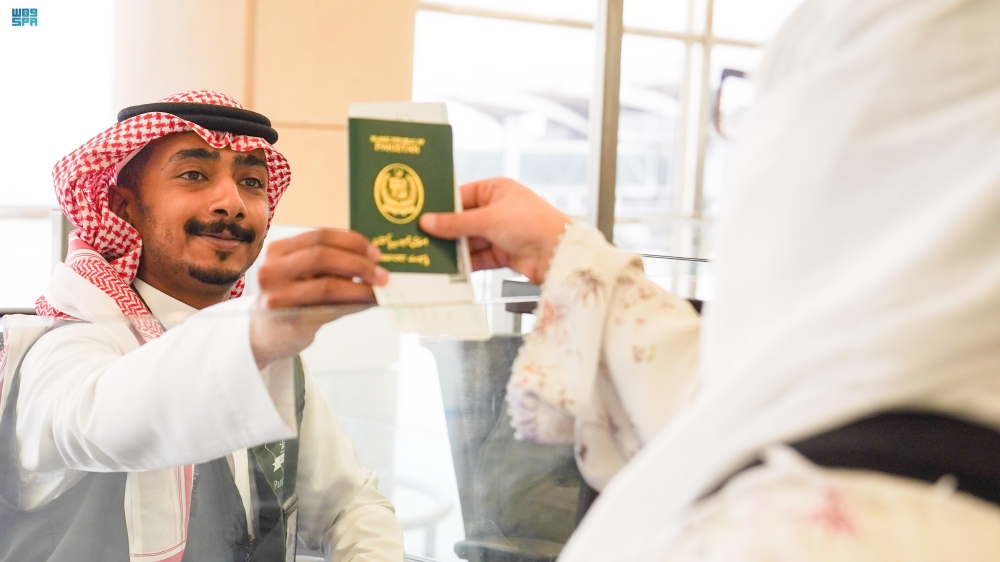 جوازات مطار الملك خالد تنهي إجراءات مغادرة ضيوف الرحمن - واس 
