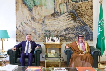 الخريجي يبحث التطورات الإقليمية مع سفير الصين لدى المملكة