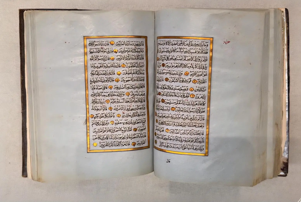 عمره 183 عامًا.. مصحف نادر يتصدر مقتنيات متحف القرآن الكريم بمكة 