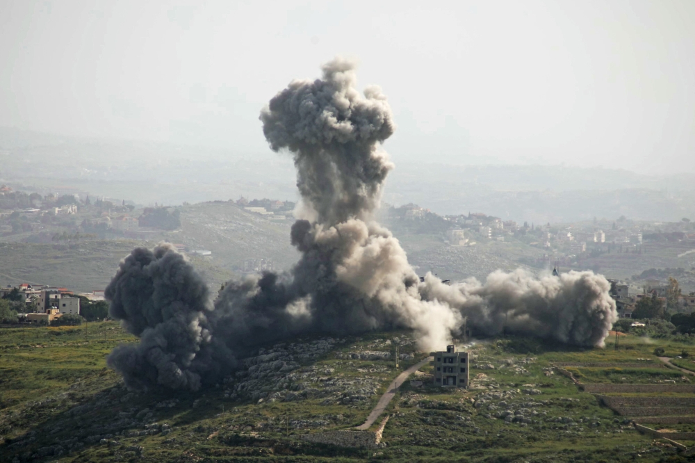 بينهم 6 أطفال ونساء.. مقتل وإصابة 16 شخصا في غارات الاحتلال على لبنان