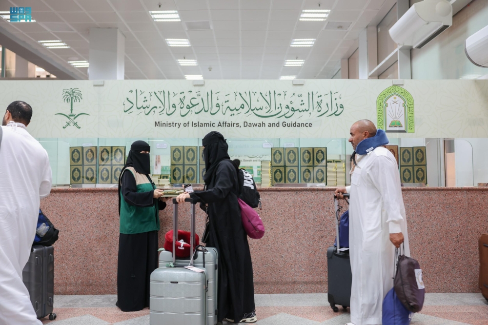 الشؤون الإسلامية توزع 150 ألف نسخة من هدية خادم الحرمين على الحجاج المغادرين - واس 