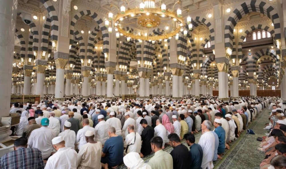 صور.. مشاهد روحانية وتنظيم محكم بالمسجد النبوي في أول جمعة بعد مناسك الحج 