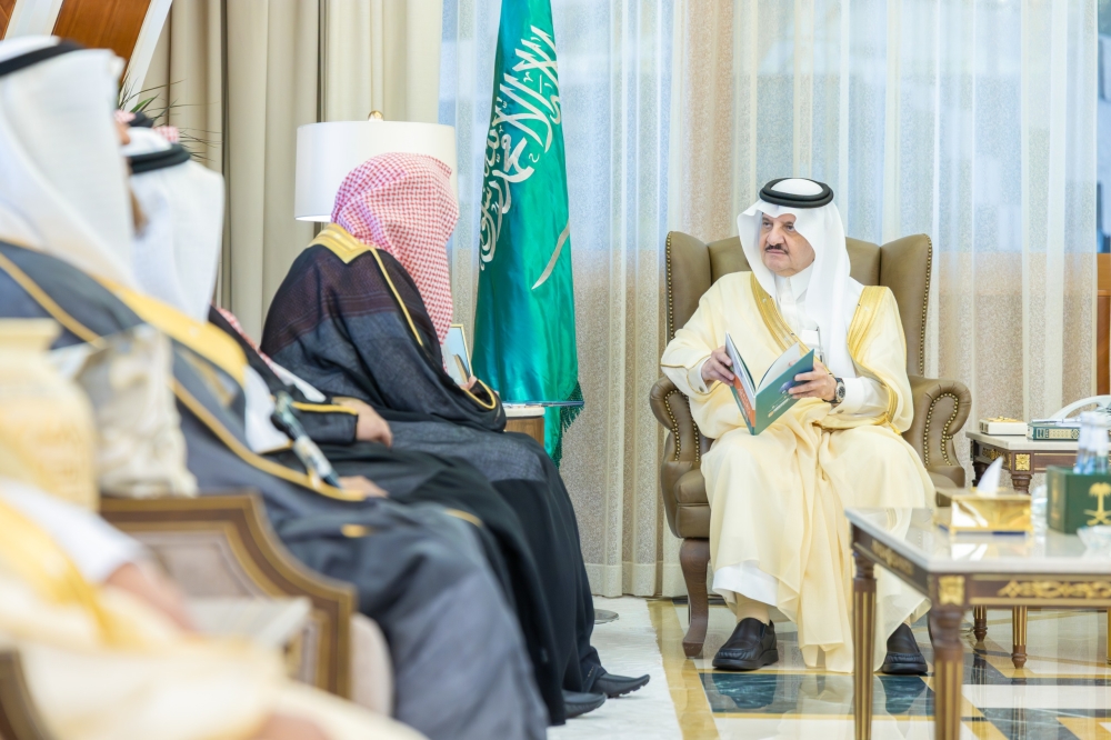 أمير الشرقية يستقبل رئيس وأعضاء مجلس جمعية الدعوة والإرشاد وتوعية الجاليات بمحافظة الجبيل 