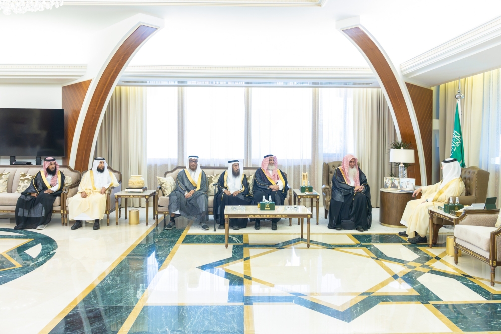 أمير الشرقية يستقبل رئيس وأعضاء مجلس جمعية الدعوة والإرشاد وتوعية الجاليات بمحافظة الجبيل
