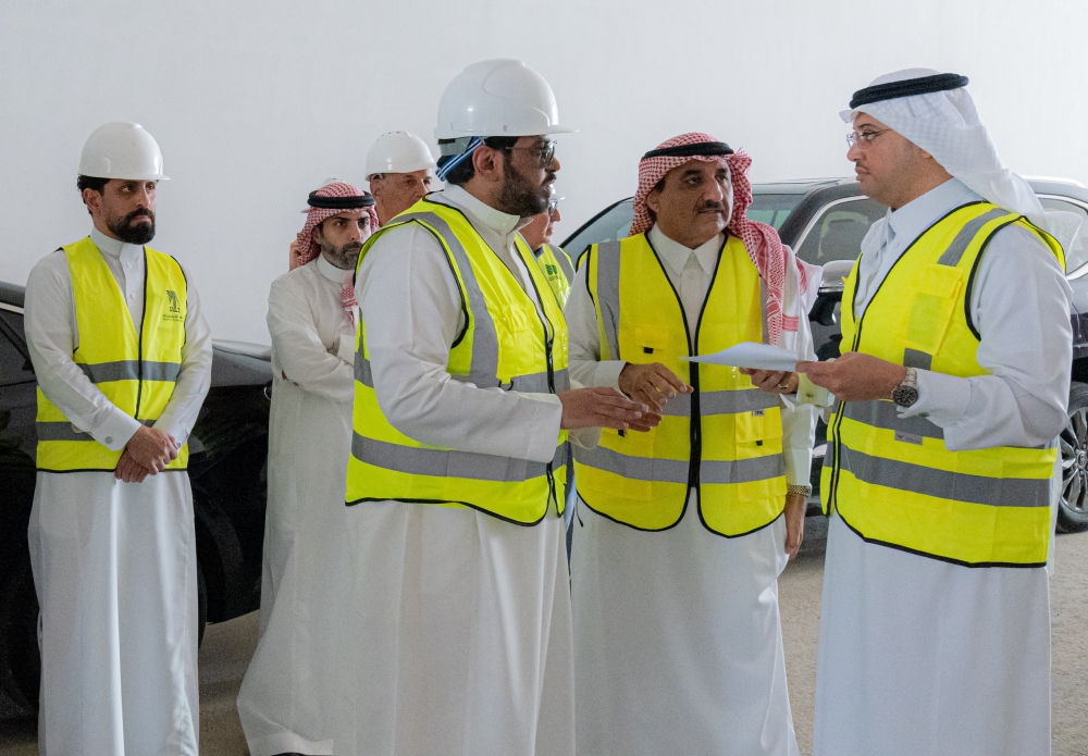 محافظ الأحساء يتفقَّد المراحل النهائية لمشروع تقاطع الملك عبدالله مع طريق الرياض - اليوم 