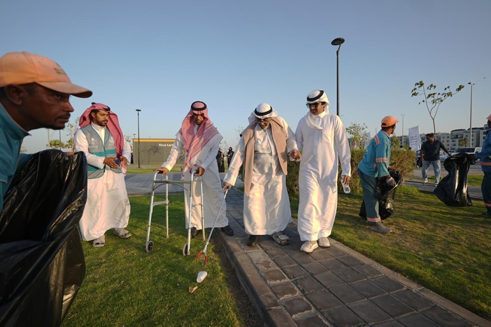 40 متطوعًا يشاركون في حملة تنظيف كورنيش الدمام الجنوبي