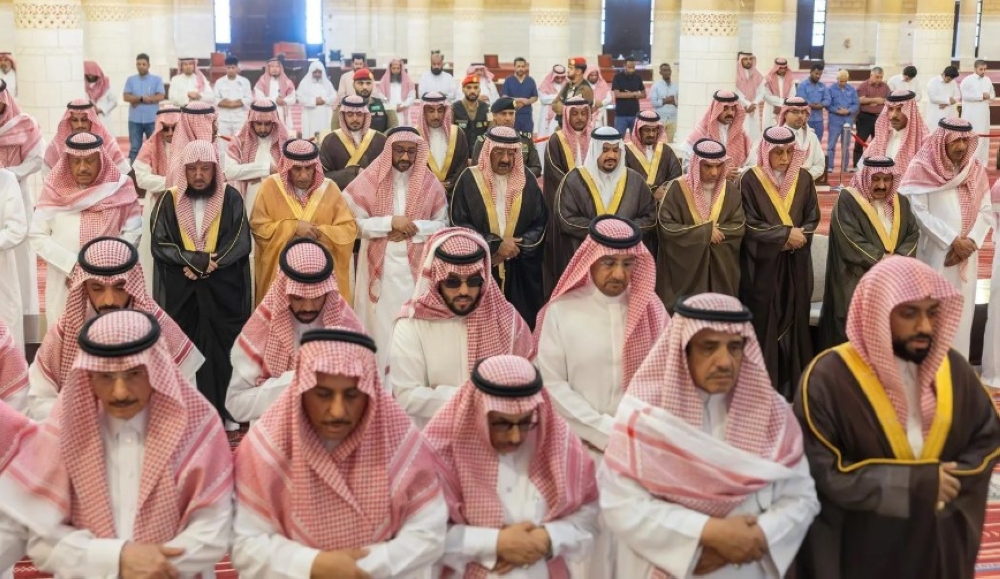 نائب أمير الرياض يؤدي صلاة الميت على الأميرة سارة 