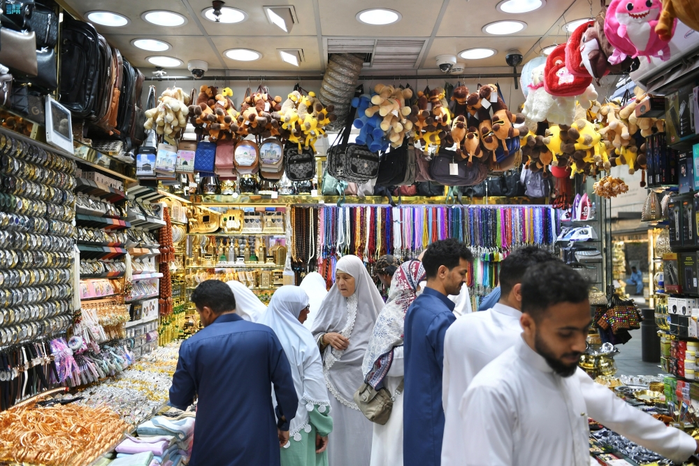 بالهدايا التذكارية.. ضيوف الرحمن ينعشون أسواق المدينة المنور