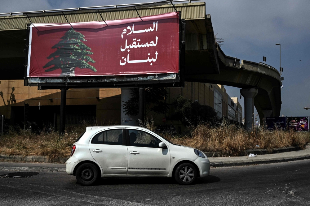 غارة على صور في جنوب لبنان بعد إنذار إسرائيلي بإخلائها بالكامل