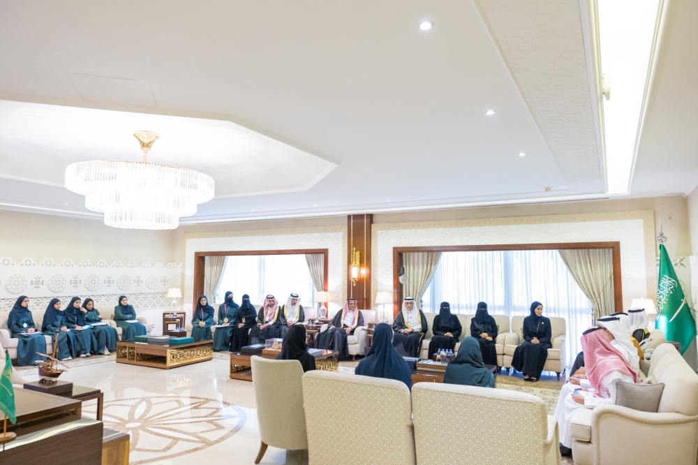 نائب أمير الشرقية يستقبل الطلاب والطالبات الذين حققوا إنجازا