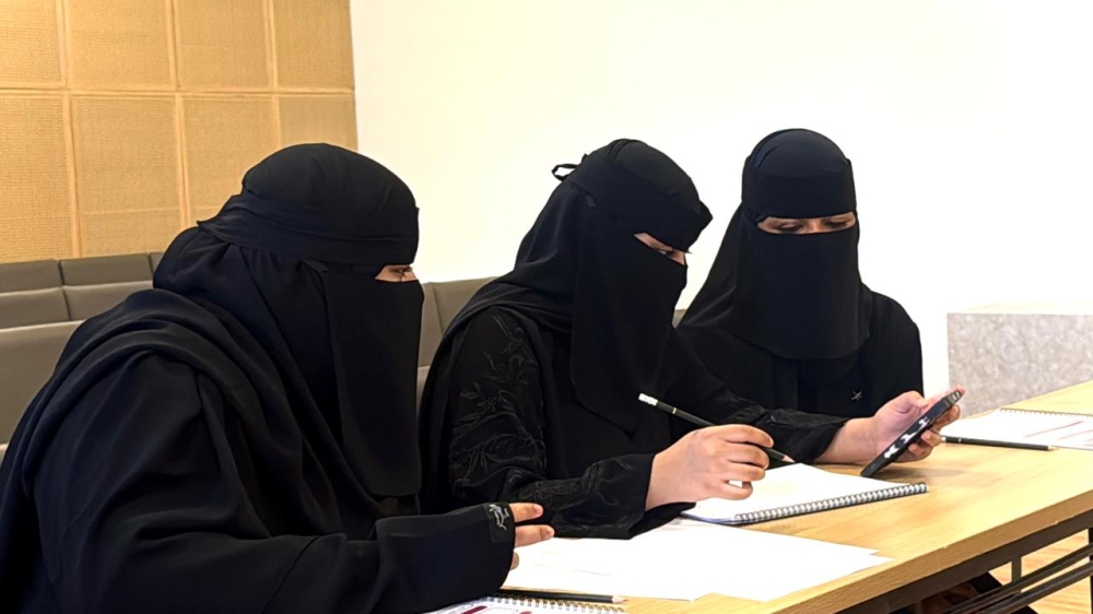 تأهيل 28 مراهقاً عبر 12 جلسة تدريبية بجمعية فتاة الأحساء
