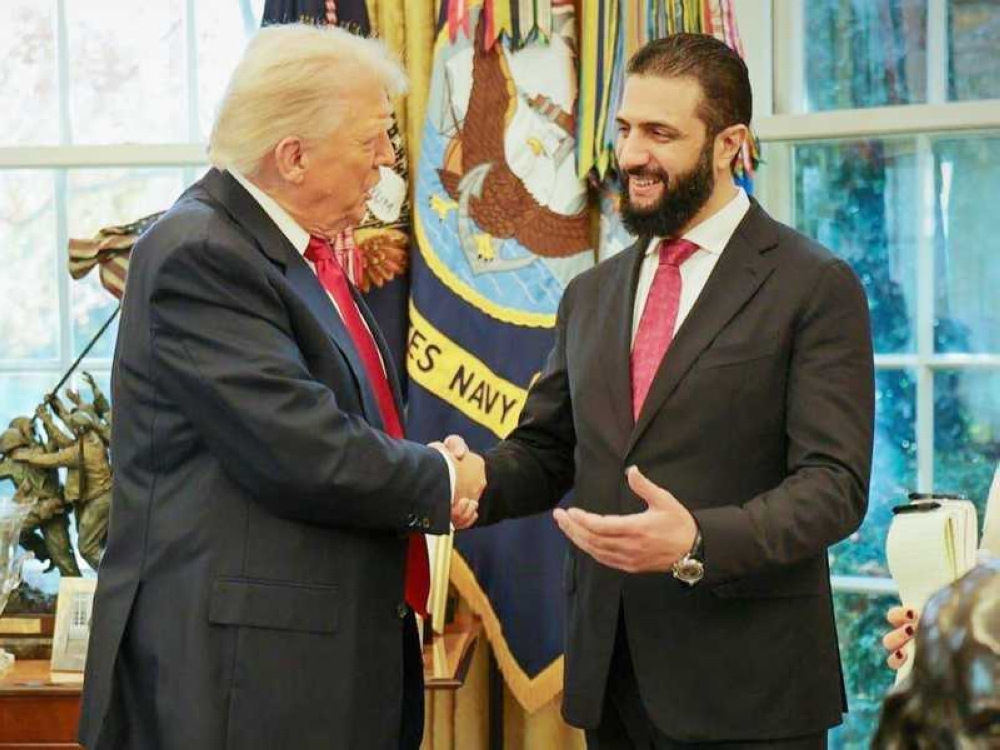 الرئيس السوري أحمد الشرع خلال لقائه نظيره الأمريكي دونالد ترامب في لقاء سابق - وكالات (أرشيفية)