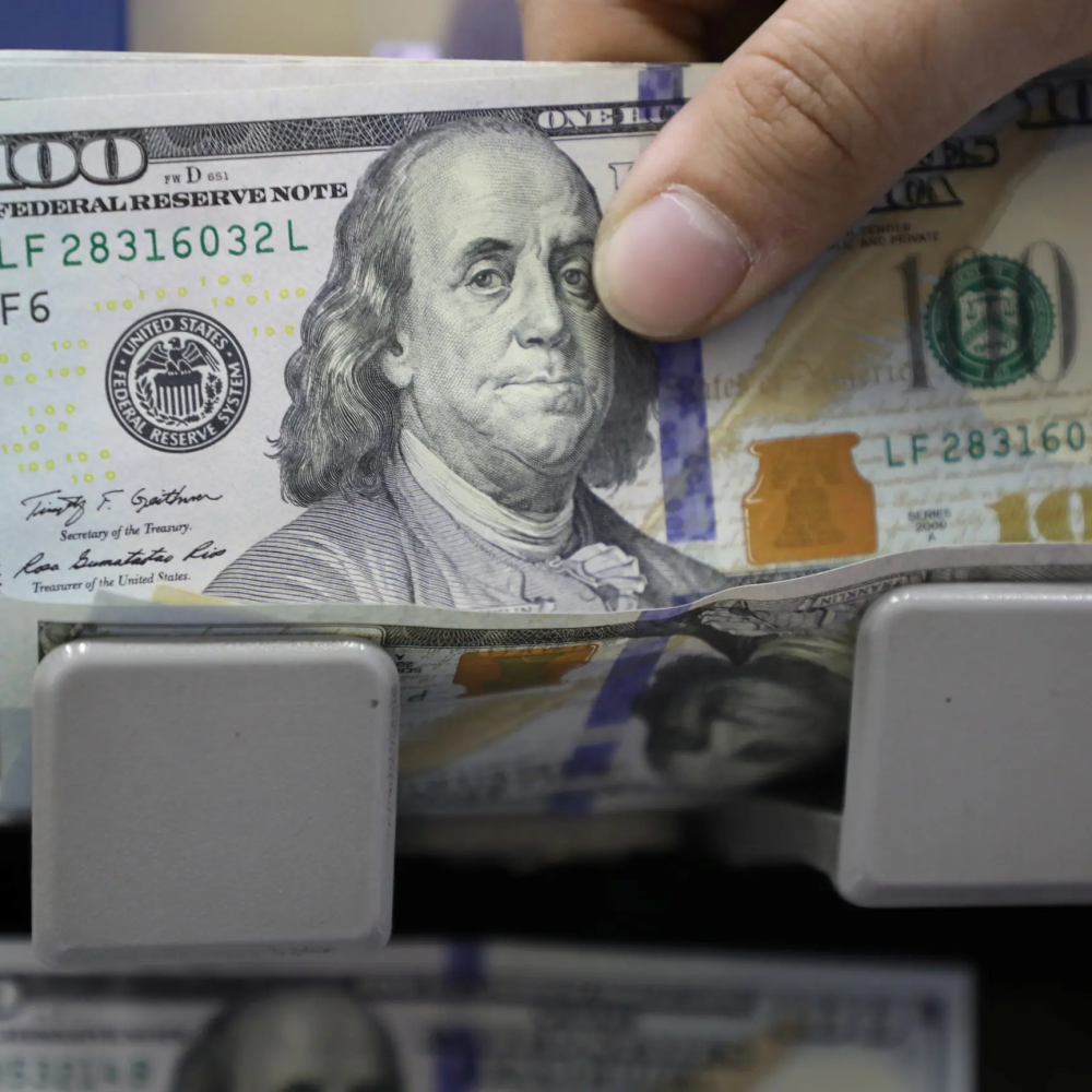 الدولار يستعيد توازنه من جديد بعد رفع أسعار الفائدة (متداولة)