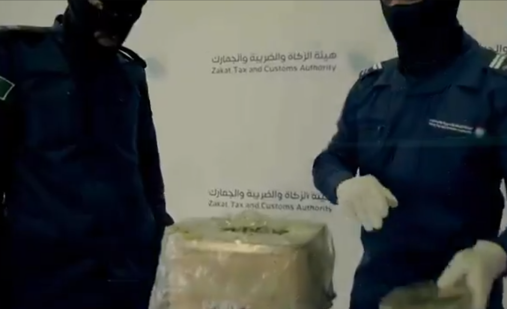 إحباط تهريب 45 ألف حبة مخدرة مُخبأة في إرسالية