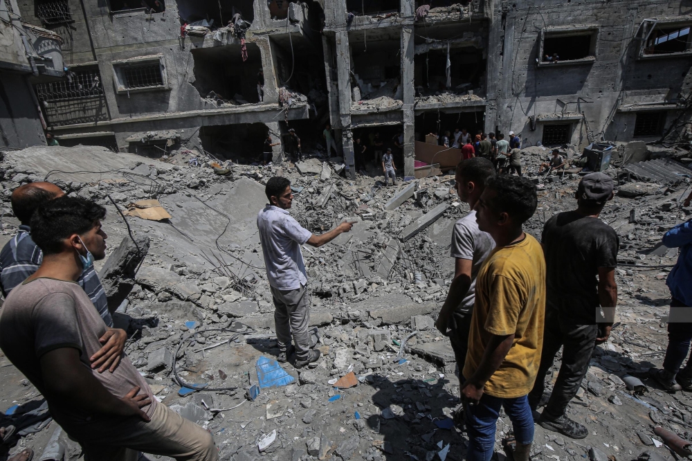 استشهاد فلسطينيين في قصف الاحتلال على خان يونس بقطاع غزة 