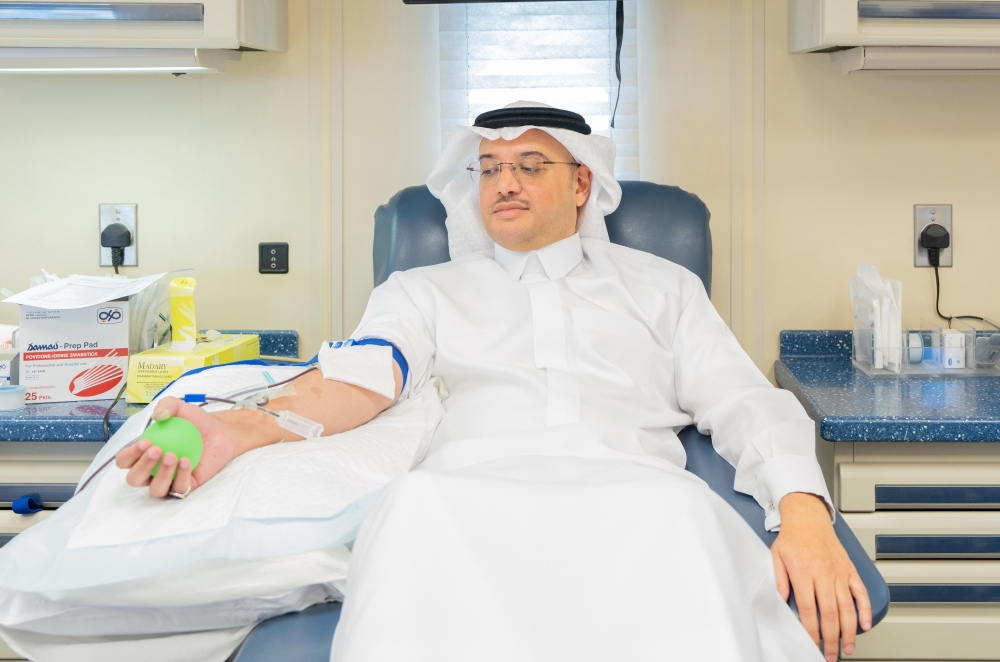 سمو محافظ الأحساء يشارك في حملة للتبرع بالدم بتنظيم هيئة التطوير