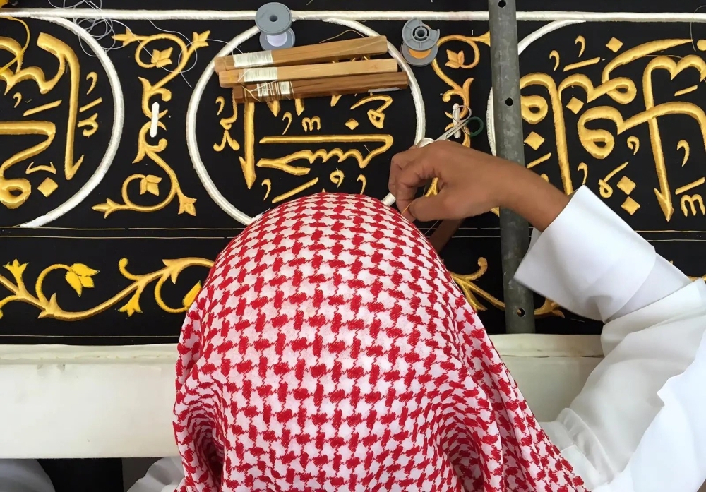 على أطول ماكينة خياطة في العالم تكتمل حكاية كسوة الكعبة المشرفة 