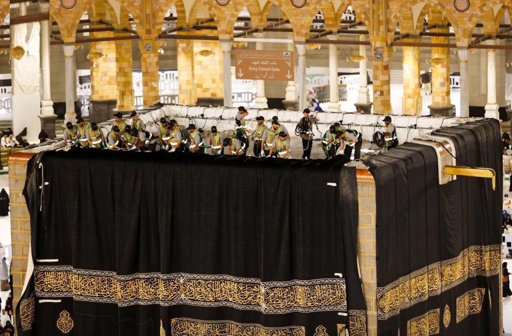 بالكسوة الجديدة.. هكذا تستقبل الكعبة المشرفة كل عام هجري جديد 