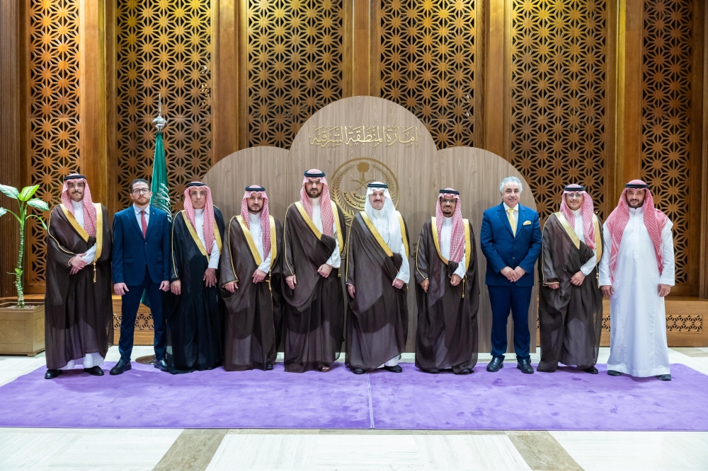 أمير الشرقية يستقبل منسوبي مركز اليونسكو الإقليمي للجودة والتميز في التعليم 