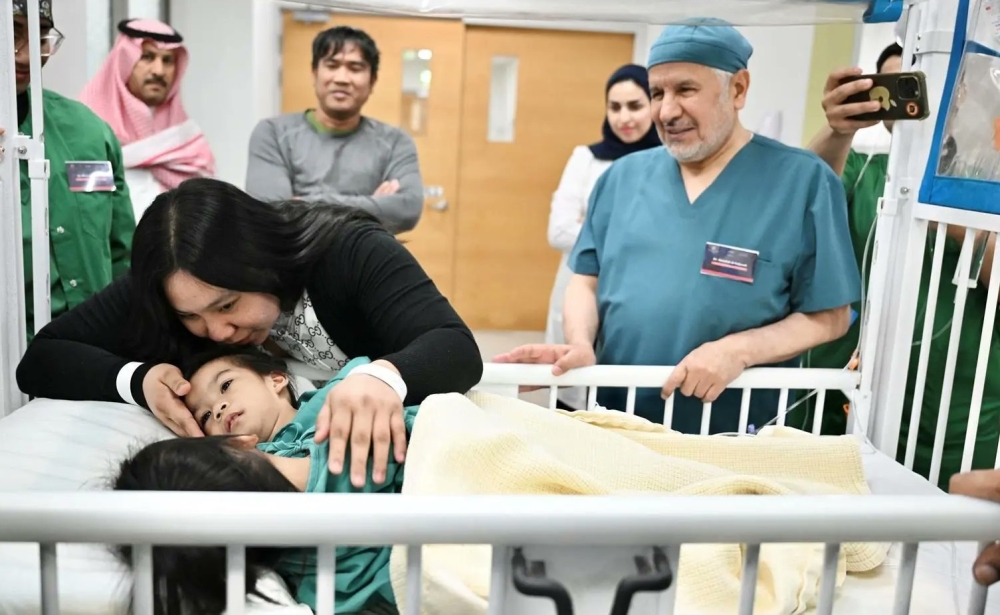 إنفاذًا لتوجيهات القيادة.. بدء عملية فصل التوأم الملتصق الفلبيني 