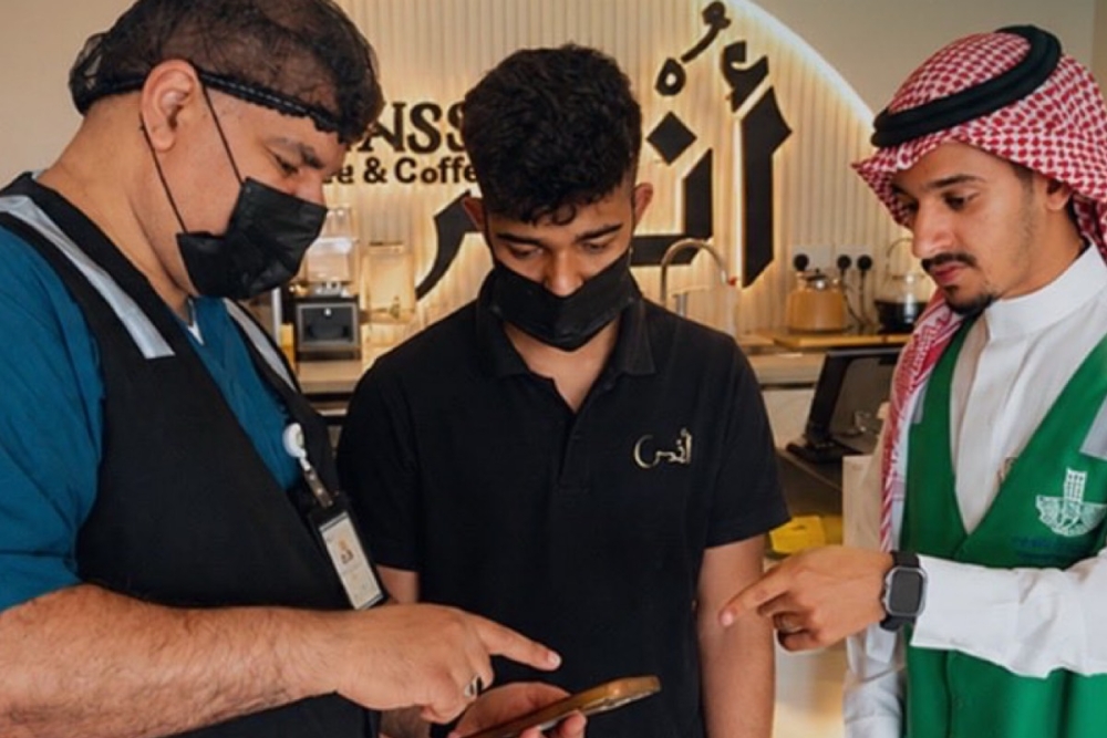 30 متطوعاً يرفعون معدلات الامتثال الصحي بالمنشآت الغذائية في القطيف 