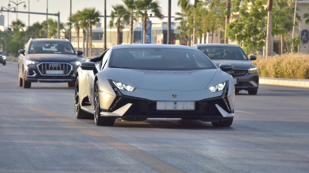 «فُرّة الخبر».. ملتقى أسبوعي لعشاق السيارات وتصوير «السوبر كار» بالشرقية