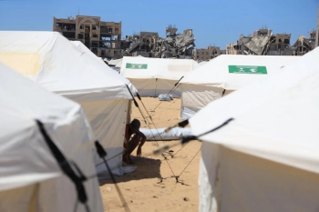 مركز الملك سلمان للإغاثة يقيم مخيّمًا لإيواء النازحين جنوب قطاع غزة - واس