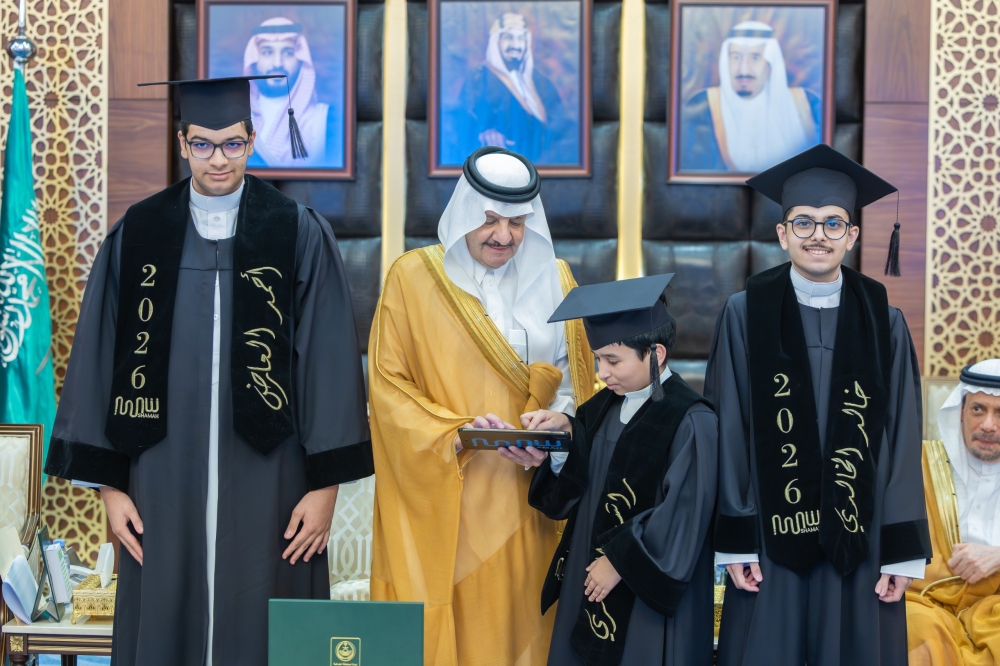 أمير الشرقية يرعى تخريج أول دفعة دبلومات للتأهيل والتدخل المبكر ويدشّن فرع شمعة التوحد بالقطيف