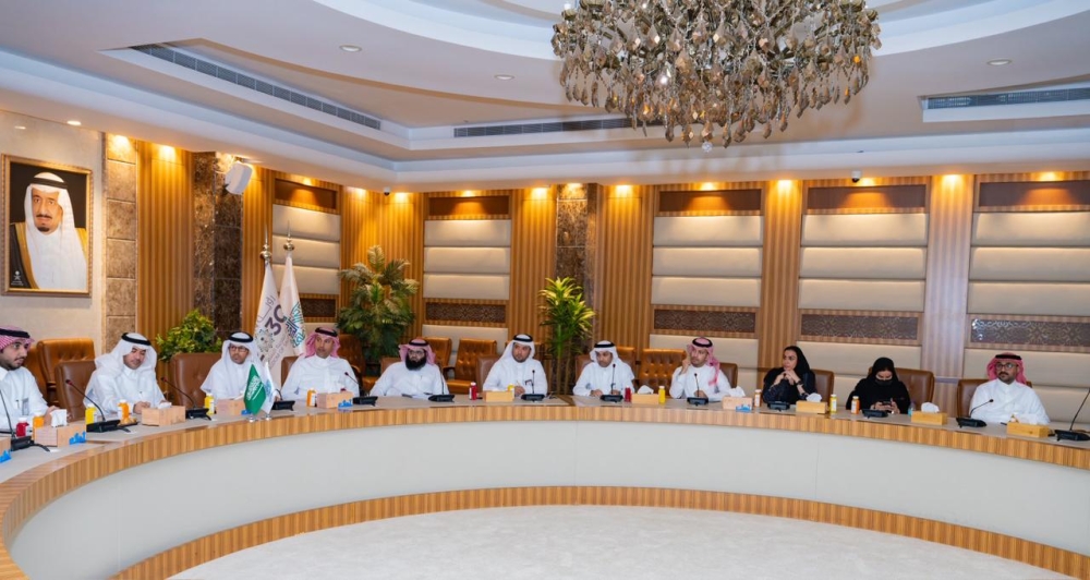 أمانة الشرقية ووفد وزارة البلديات يبحثان تطوير الخدمات البلدية والصحية - اليوم 