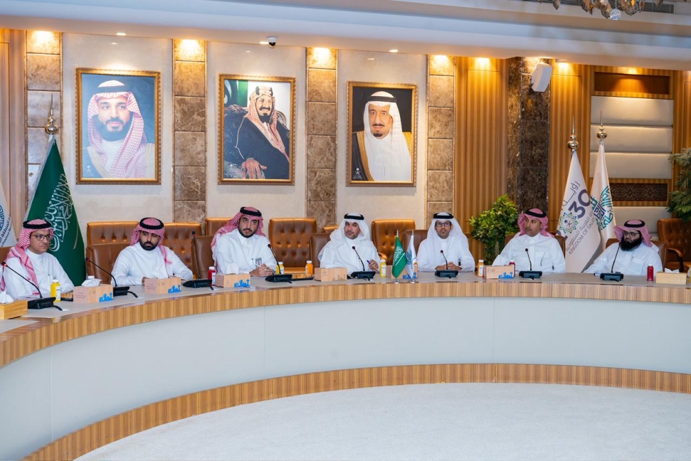 أمانة الشرقية ووفد وزارة البلديات يبحثان تطوير الخدمات البلدية والصحية - اليوم 