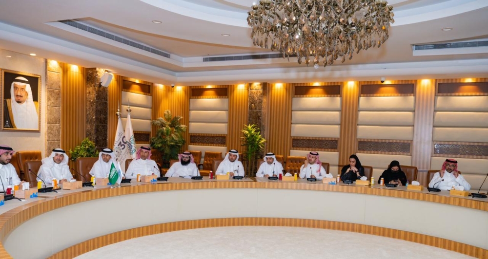 أمانة الشرقية ووفد وزارة البلديات يبحثان تطوير الخدمات البلدية والصحية - اليوم 