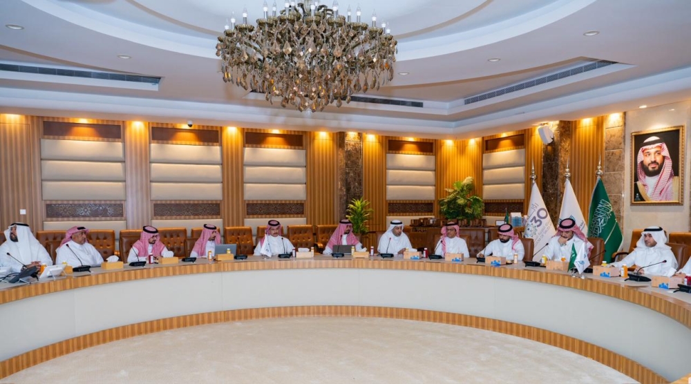أمانة الشرقية ووفد وزارة البلديات يبحثان تطوير الخدمات البلدية والصحية - اليوم 