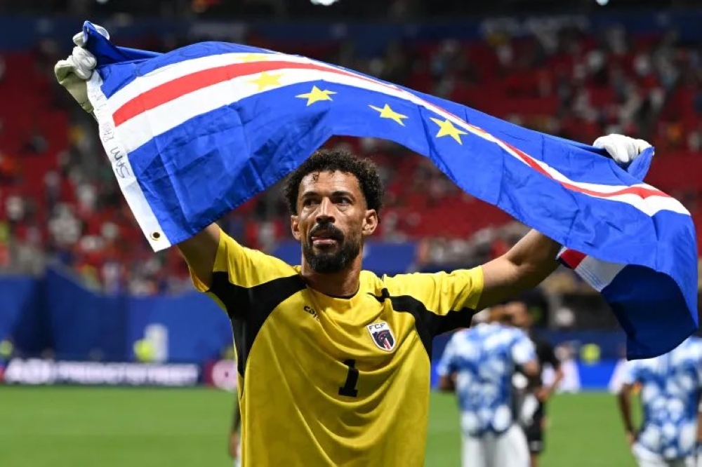 قبل لقاء السعودية.. كيف تحول حارس الرأس الأخضر إلى حديث كأس العالم؟ 