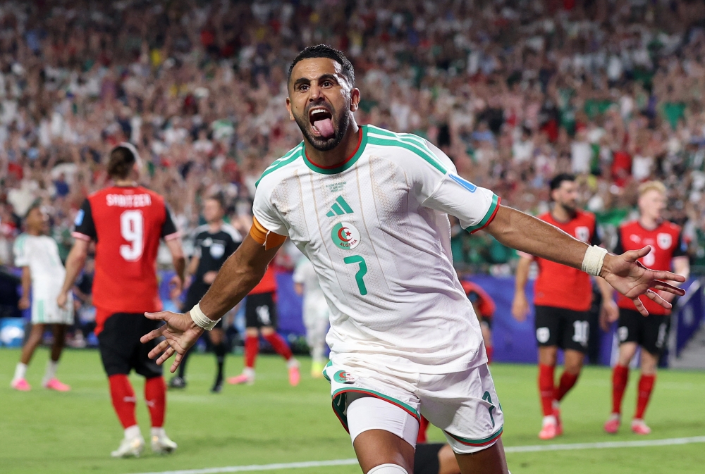 نجمي الاتحاد والأهلي يقودان منتخب بلادهما للتأهل للدور الـ 32.. محرز وعوّار وأرقام لقاء النمسا