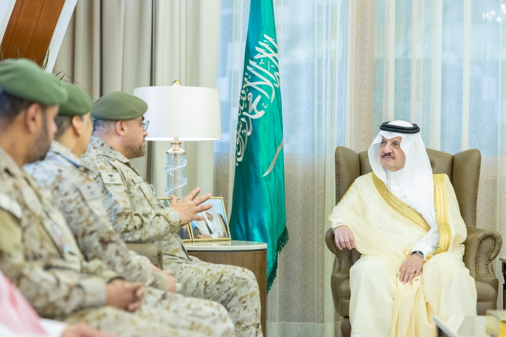 أمير الشرقية يستقبل مدير التجمع الصحي العسكري بالمنطقة بمناسبة تكليفه 